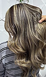 Balayage rubio sobre castaño, ondas largas