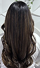 Corte largo en capas, castaño oscuro con brillo