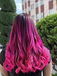 Puntas fucsia sobre cabello castaño, de espaldas