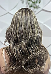 Cabello largo con ondas suaves y luces, de espaldas
