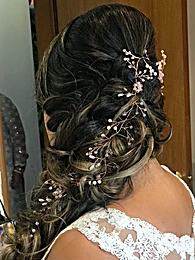 Peinado de novia con trenza lateral y ramillete de flores