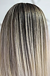 Cabello lacio a la altura del pecho con luces ceniza