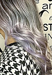 Cabello plata con reflejos lavanda sobre raíz oscura